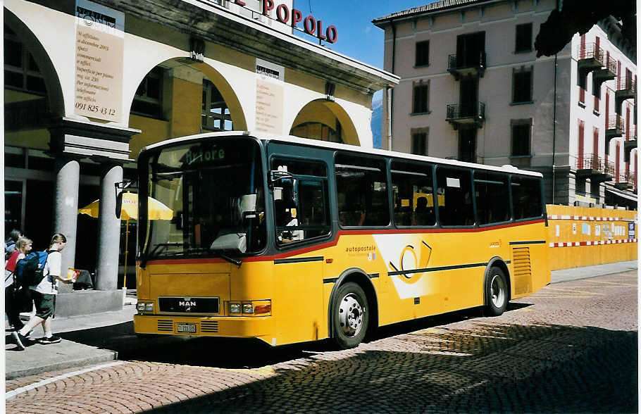 (062'305) - AutoPostale Ticino-Moesano - TI 215'335 - MAN/Lauber (ex P 23'022) am 30. Juli 2003 beim Bahnhof Bellinzona