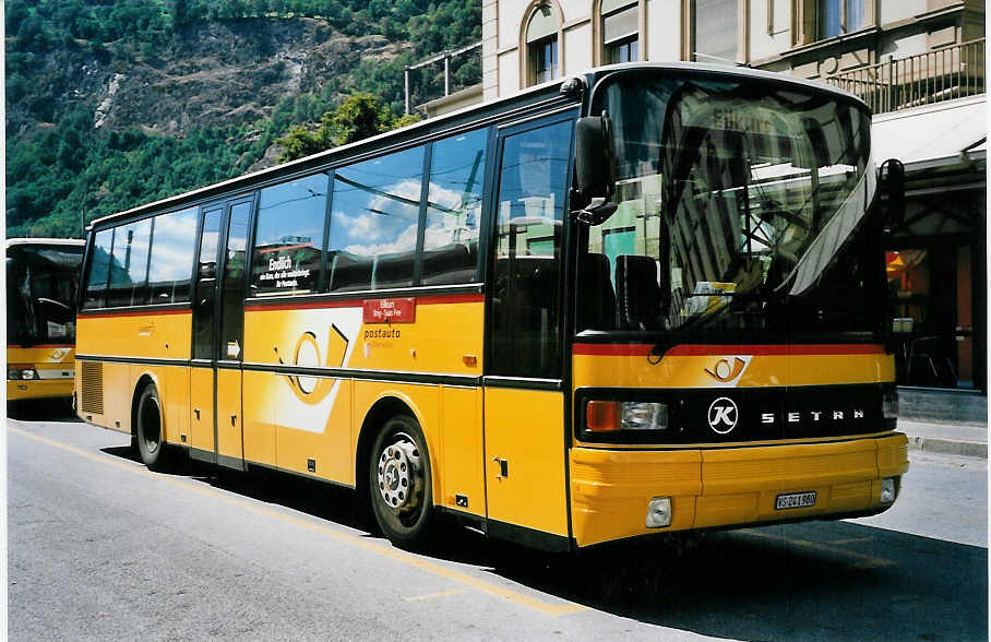 (062'318) - PostAuto Oberwallis - VS 241'980 - Setra (ex P 25'087) am 30. Juli 2003 beim Bahnhof Brig