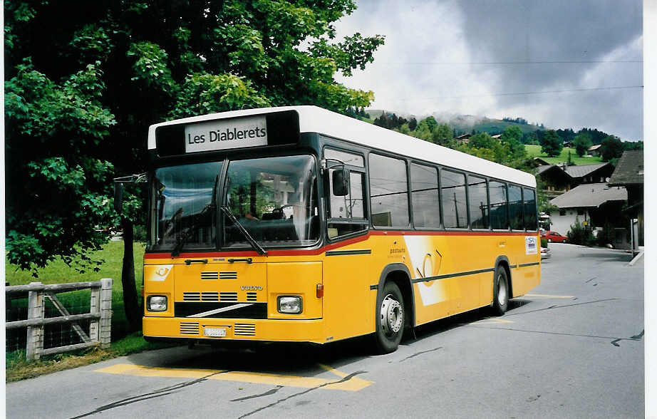 (062'326) - Kbli, Gstaad - BE 366'987 - Volvo/Lauber am 31. Juli 2003 beim Bahnhof Schnried