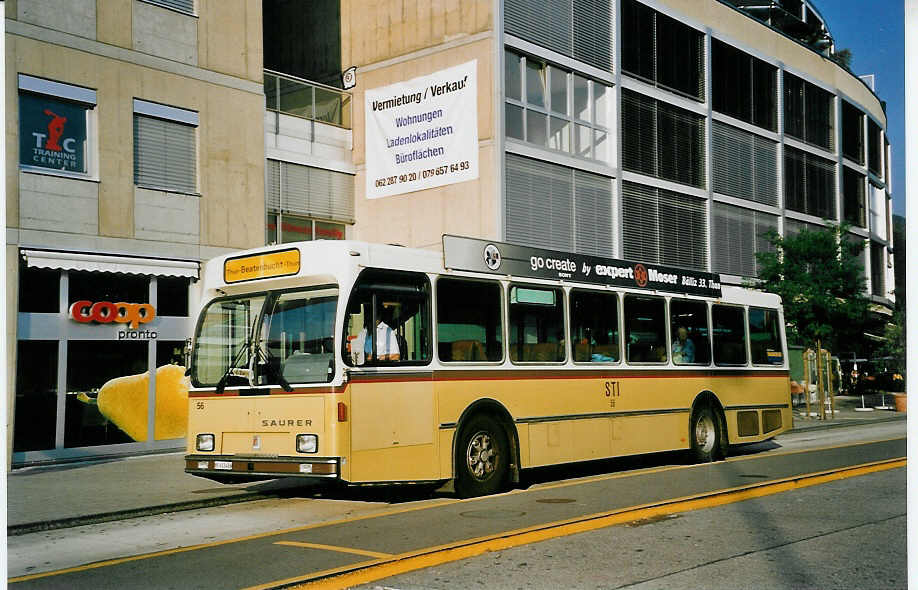 (062'401) - STI Thun - Nr. 56/BE 413'456 - Saurer/R&J am 3. August 2003 beim Bahnhof Thun