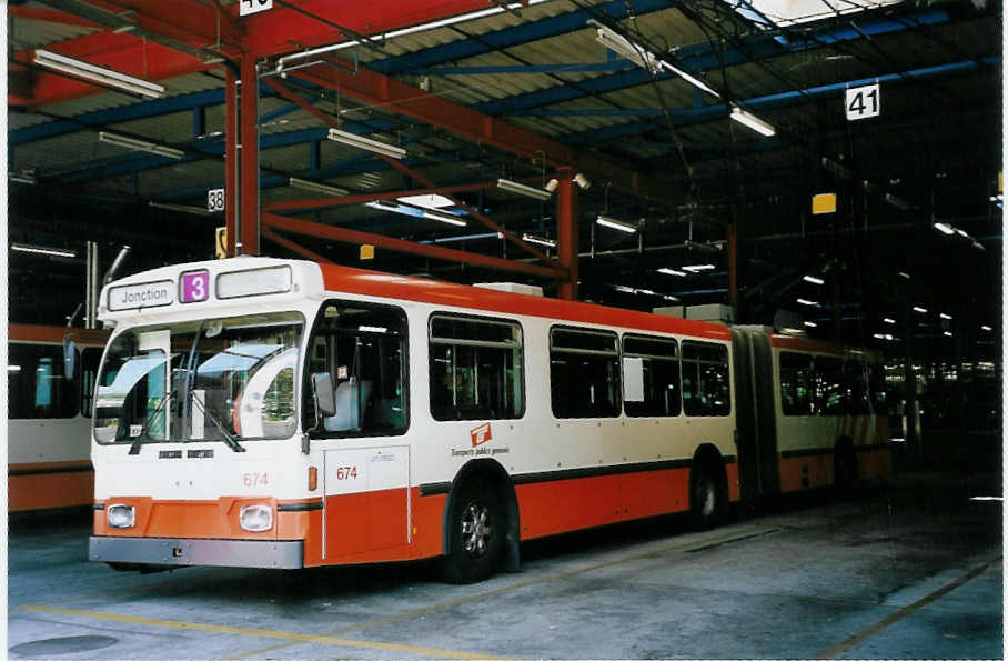 (062'404) - TPG Genve - Nr. 674 - Saurer/Hess Gelenktrolleybus am 4. August 2003 in Genve, Dpt