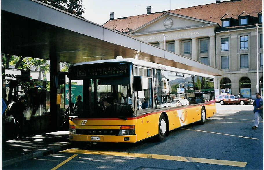 (063'222) - PostAuto Aargau - Nr. 16/AG 428'667 - Setra (ex P 25'602) am 3. September 2003 beim Bahnhof Aarau