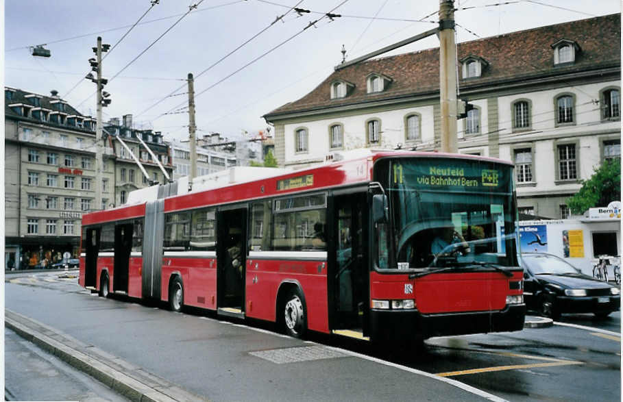 (063'411) - Bernmobil, Bern - Nr. 14 - NAW/Hess Gelenktrolleybus am 11. September 2003 beim Bahnhof Bern