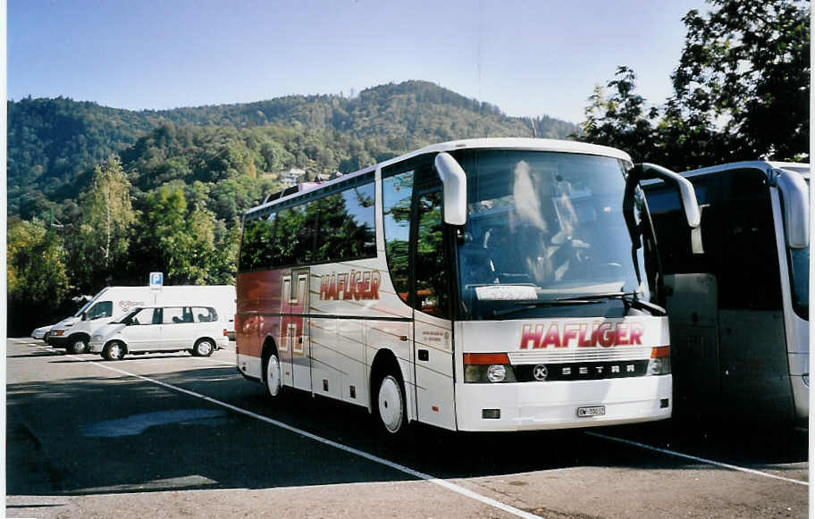 (063'416) - Hfliger, Sursee - Nr. 57/OW 10'032 - Setra am 14. September 2003 in Thun, Seestrasse