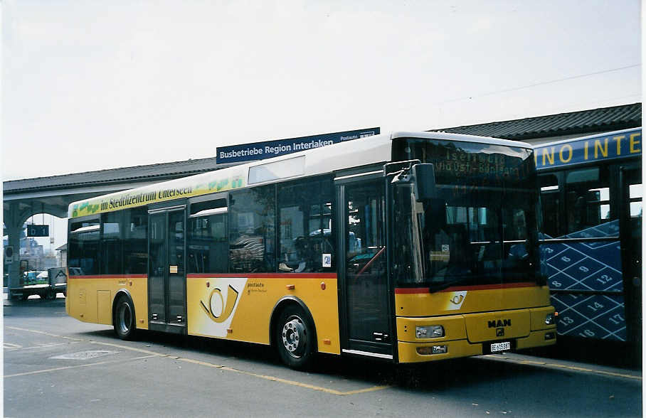 (063'509) - PostAuto Berner Oberland - BE 615'387 - MAN/Gppel (ex P 23'034) am 22. September 2003 beim Bahnhof Interlaken West