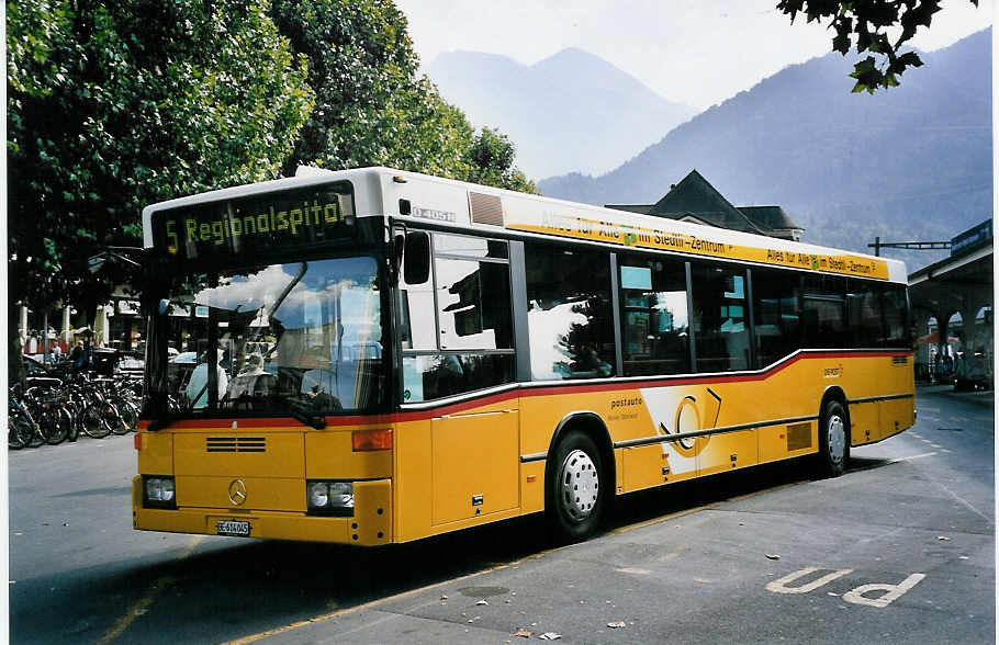 (063'510) - PostAuto Berner Oberland - BE 614'045 - Mercedes (ex P 25'517) am 22. September 2003 beim Bahnhof Interlaken West