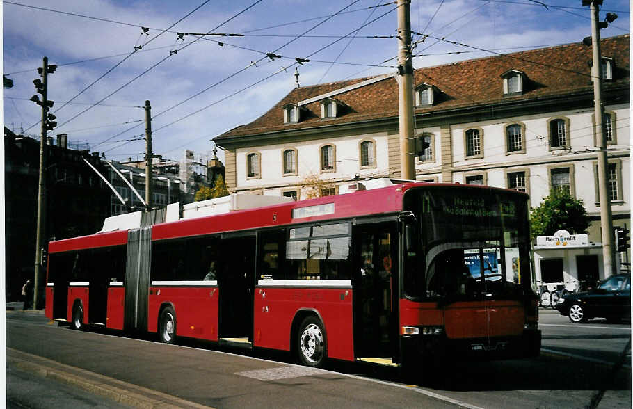 (063'608) - Bernmobil, Bern - Nr. 17 - NAW/Hess Gelenktrolleybus am 27. September 2003 beim Bahnhof Bern