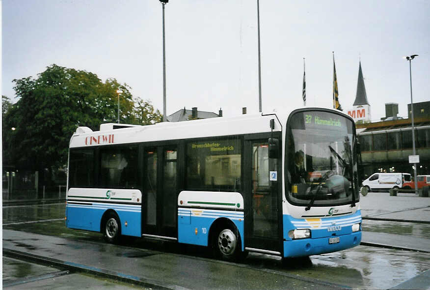 (063'712) - RTB Altsttten - Nr. 10/SG 145'205 - Iveco am 9. Oktober 2003 beim Bahnhof Wil (Einsatz BOS)