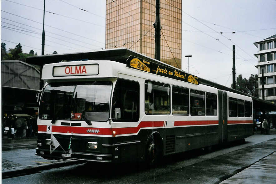 (063'726) - VBSG St. Gallen - Nr. 252/SG 198'252 - NAW/Hess am 9. Oktober 2003 beim Bahnhof St. Gallen