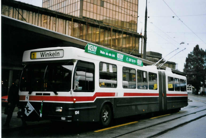 (063'730) - VBSG St. Gallen - Nr. 104 - Saurer/Hess Gelenktrolleybus am 9. Oktober 2003 beim Bahnhof St. Gallen