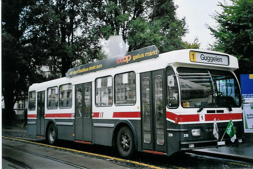 (063'820) - VBSG St. Gallen - Nr. 219/SG 141'219 - Saurer/Hess am 9. Oktober 2003 beim Bahnhof St. Gallen