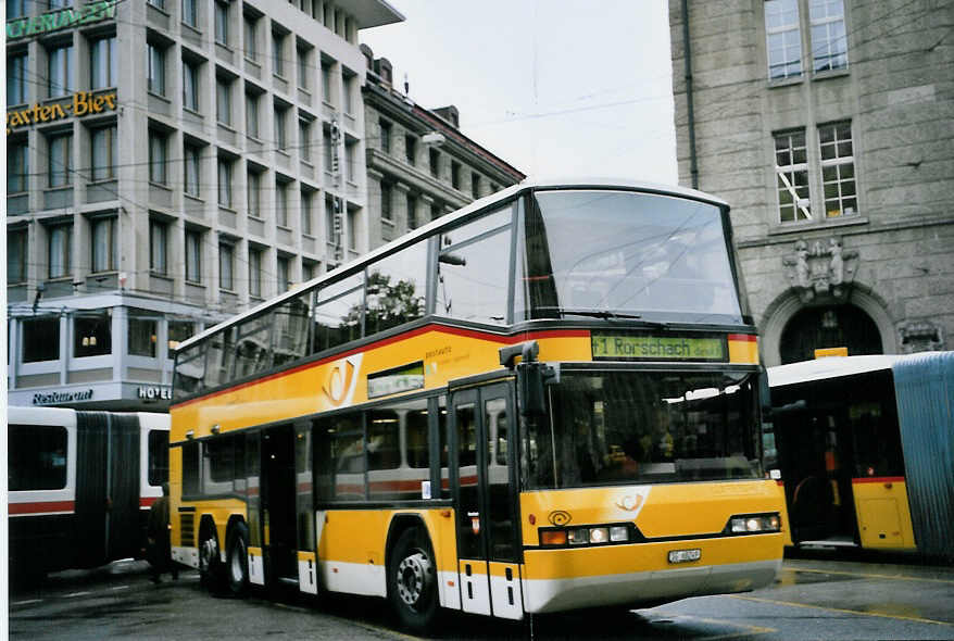 (063'832) - Schwizer, Goldach - SG 68'249 - Neoplan am 9. Oktober 2003 beim Bahnhof St. Gallen