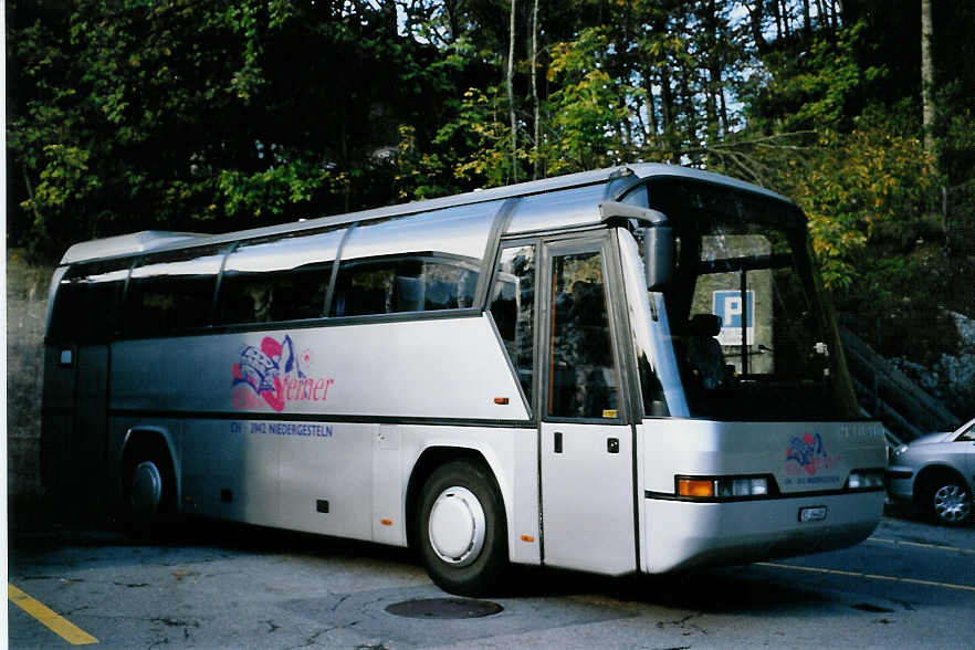 (064'003) - Steiner, Niedergesteln - VS 64'488 - Neoplan am 11. Oktober 2003 auf dem Brnigpass