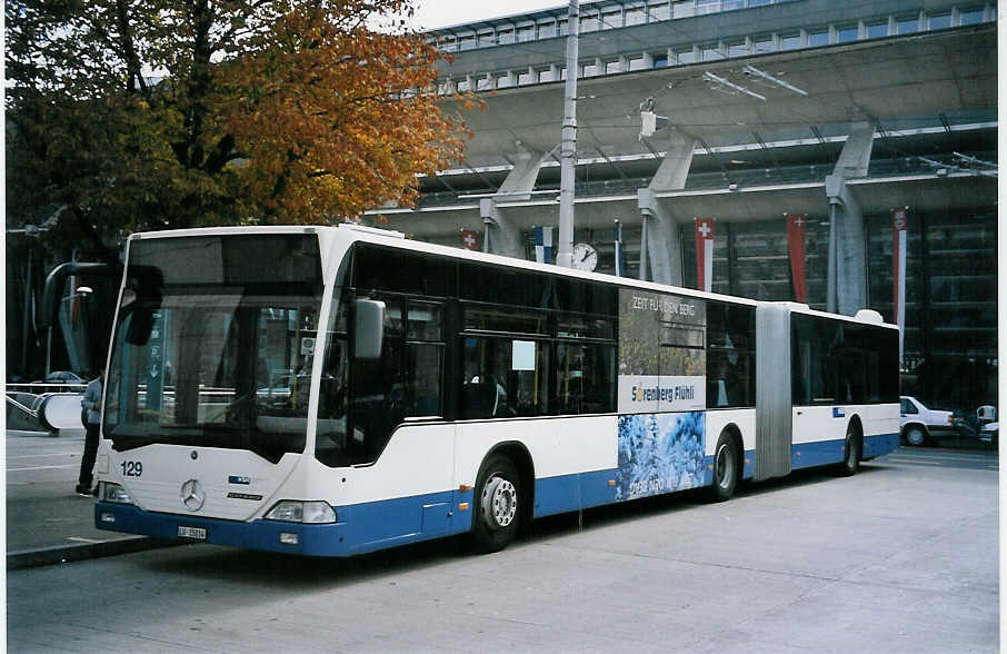 (064'012) - VBL Luzern - Nr. 129/LU 15'014 - Mercedes am 11. Oktober 2003 beim Bahnhof Luzern