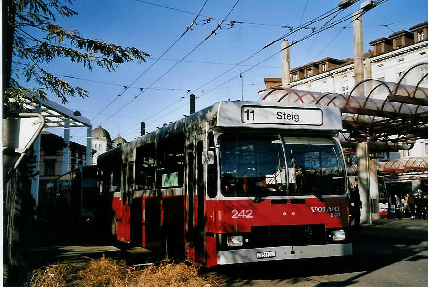 (064'129) - WV Winterthur - Nr. 242/ZH 511'242 - Volvo/Hess am 15. Oktober 2003 beim Hauptbahnhof Winterthur