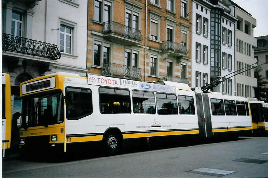 (064'227) - VBSH Schaffhausen - Nr. 111 - NAW/Hess Gelenktrolleybus am 18. Oktober 2003 beim Bahnhof Schaffhausen