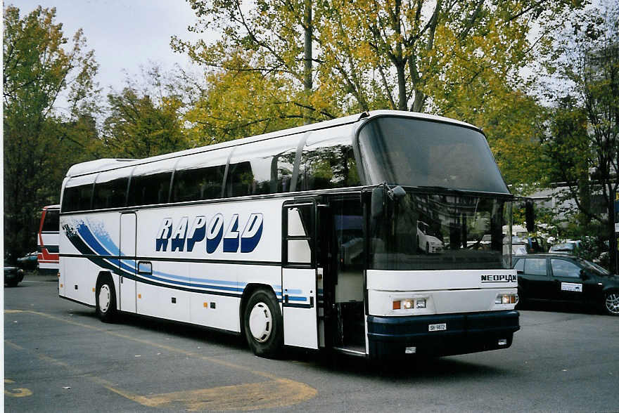 (064'229) - Rapold, Neuhausen - SH 9872 - Neoplan am 18. Oktober 2003 in Schaffhausen, Bushof