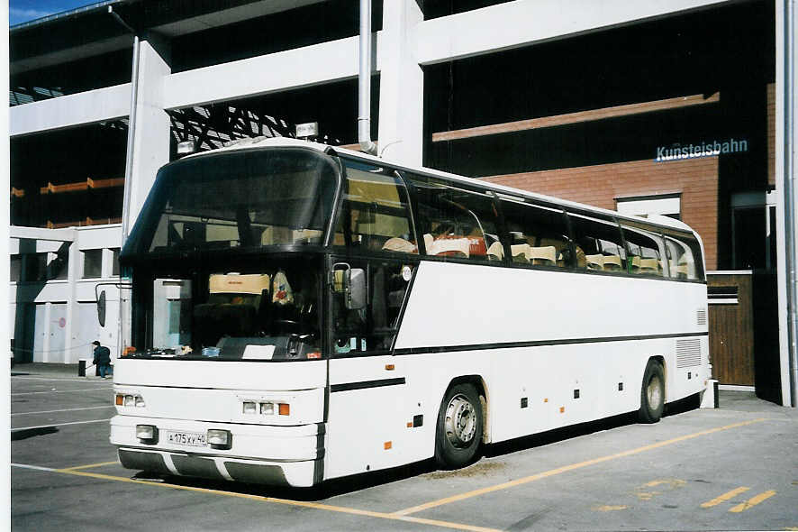 (064'307) - Aus Russland: ??? - A 175 XY - Neoplan am 26. Oktober 2003 in Thun, Grabengut