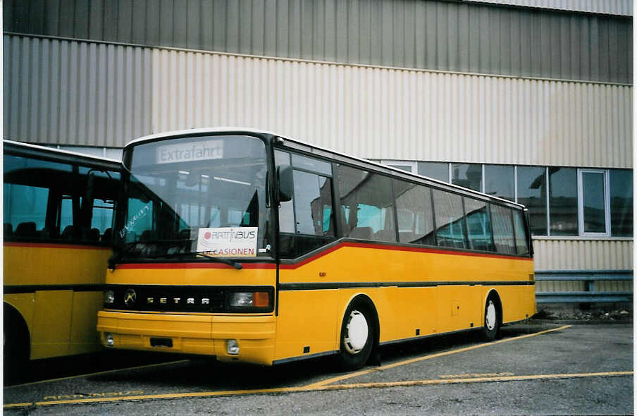 (064'412) - PTT-Regie - P 25'008 - Setra am 22. November 2003 in Biel, Rattinbus