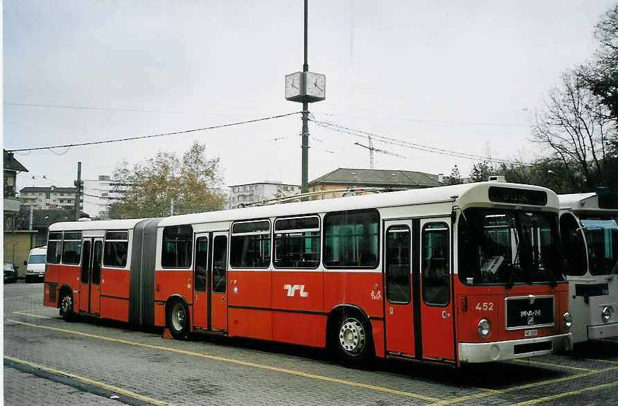 (064'624) - TL Lausanne - Nr. 452/VD 1535 - MAN am 29. November 2003 in Lausanne, Dpt Borde