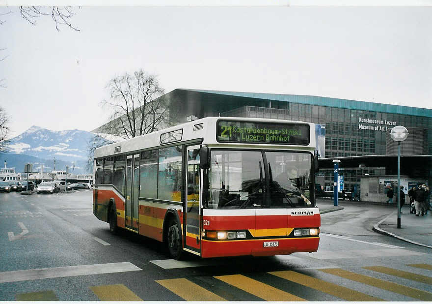 (064'820) - VBL Luzern - Nr. 521/LU 15'573 - Neoplan (ex Gowa, Luzern Nr. 21) am 27. Dezember 2003 beim Bahnhof Luzern