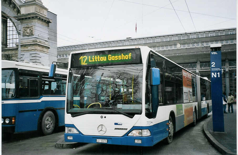 (064'830) - Heggli, Kriens - Nr. 709/LU 15'079 - Mercedes am 27. Dezember 2003 beim Bahnhof Luzern