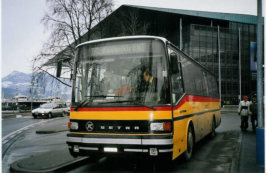 (064'905) - Stirnimann, Neuenkirch - Nr. 43/LU 15'067 - Setra am 27. Dezember 2003 beim Bahnhof Luzern