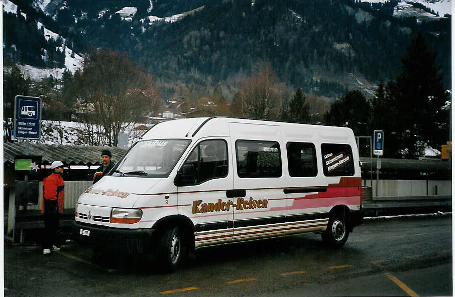 (064'908) - Kander-Reisen, Frutigen - Nr. 9/BE 297 - Renault am 28. Dezember 2003 beim Bahnhof Frutigen