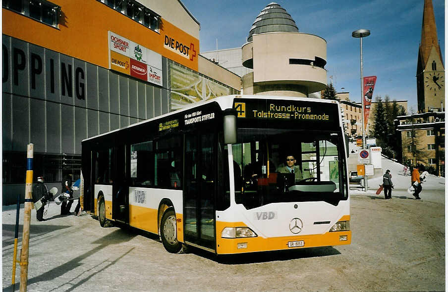 (065'027) - Stiffler, Davos - GR 8053 - Mercedes am 1. Januar 2004 beim Bahnhof Davos-Platz