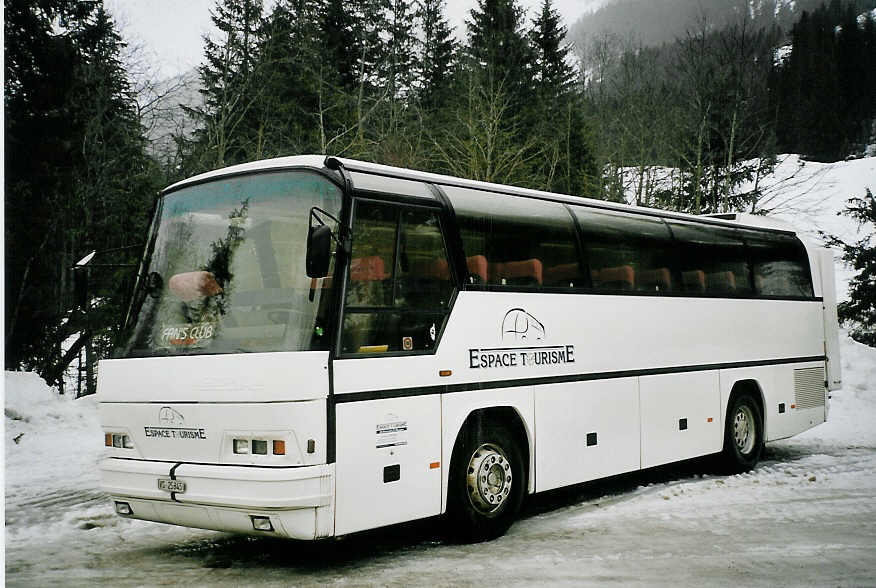 (065'311) - Espace Tourisme, Riddes - VS 25'345 - Neoplan am 7. Februar 2004 in Adelboden, Unter dem Birg