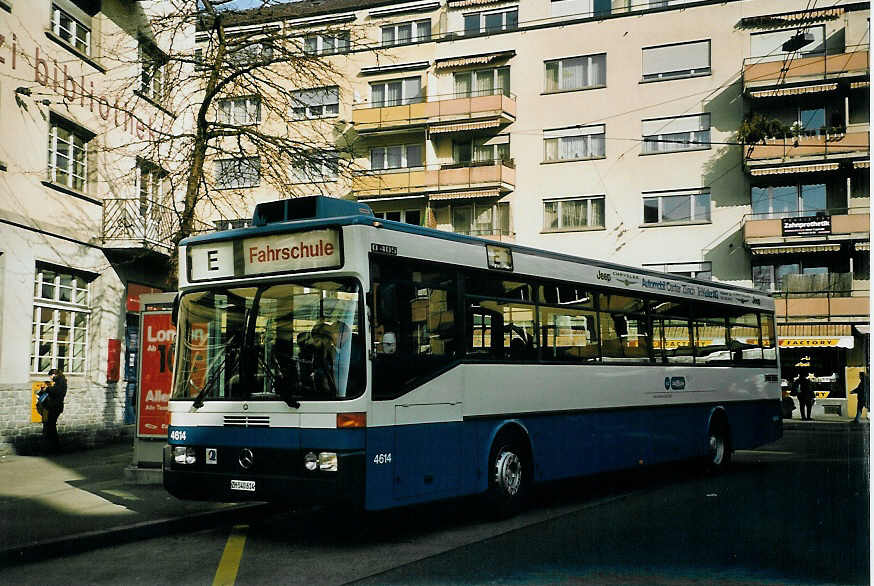 (065'535) - VBZ Zrich - Nr. 4614/ZH 540'614 - Mercedes am 16. Februar 2004 beim Bahnhof Zrich-Oerlikon