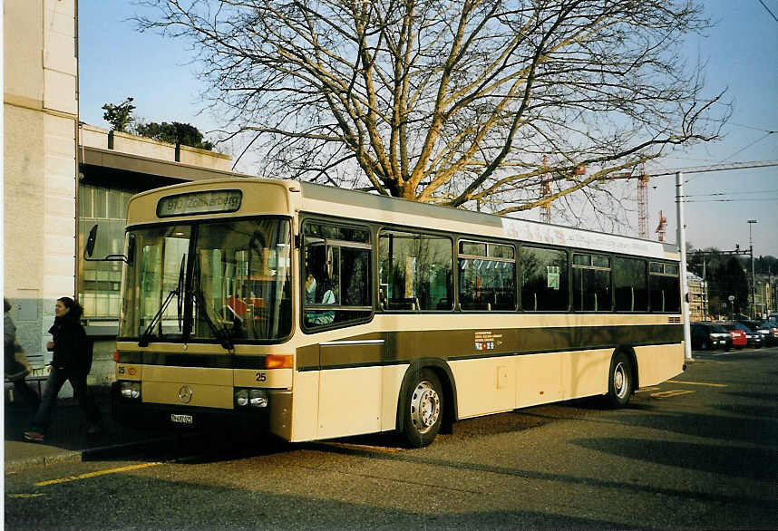 (065'627) - AZZK Zollikon - Nr. 25/ZH 492'025 - Mercedes/R&J am 16. Februar 2004 beim Bahnhof Zrich-Tiefenbrunnen