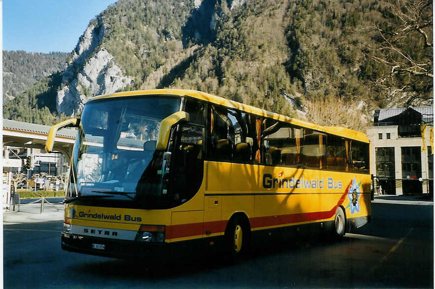 (066'030) - AVG Grindelwald - Nr. 27/BE 345'856 - Setra am 17. Mrz 2004 beim Bahnhof Interlaken West