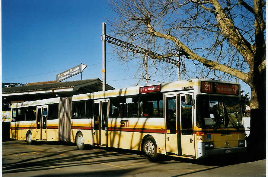 (066'035) - STI Thun - Nr. 65/BE 435'065 - Mercedes am 17. Mrz 2004 beim Bahnhof Interlaken West