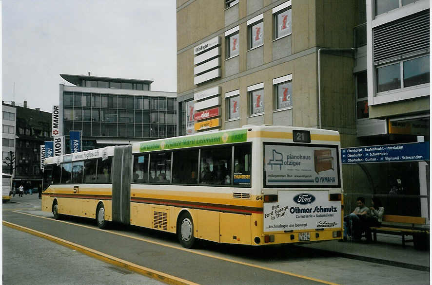 (066'516) - STI Thun - Nr. 64/BE 434'764 - Mercedes am 17. April 2004 beim Bahnhof Thun