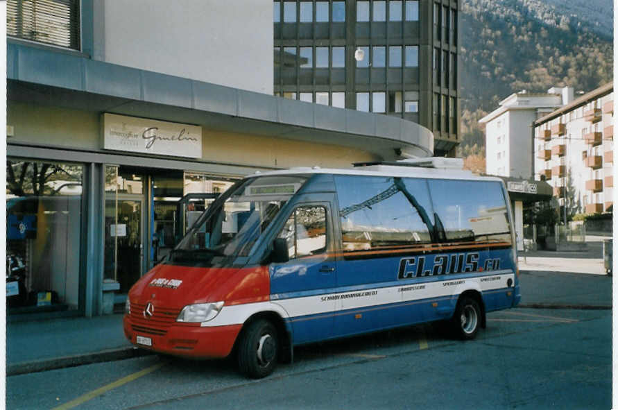 (066'612) - SBC Chur - Nr. 17/GR 97'517 - Mercedes/Auwrter am 20. April 2004 beim Bahnhof Chur