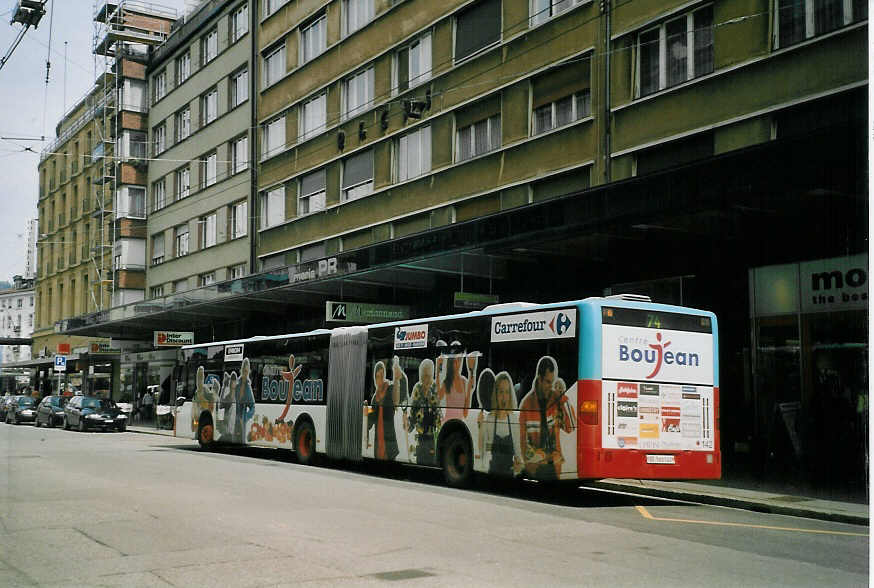 (066'829) - VB Biel - Nr. 142/BE 560'142 - Mercedes am 21. April 2004 beim Bahnhof Biel