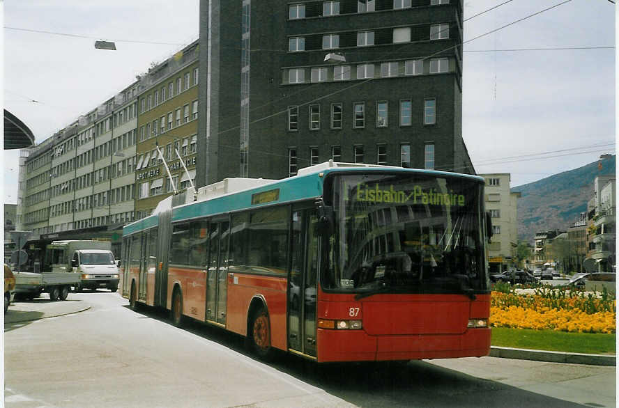 (066'832) - VB Biel - Nr. 87 - NAW/Hess Gelenktrolleybus am 21. April 2004 in Biel, Guisanplatz