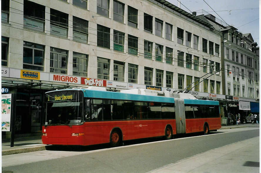 (066'833) - VB Biel - Nr. 88 - NAW/Hess Gelenktrolleybus am 21. April 2004 in Biel, Guisanplatz