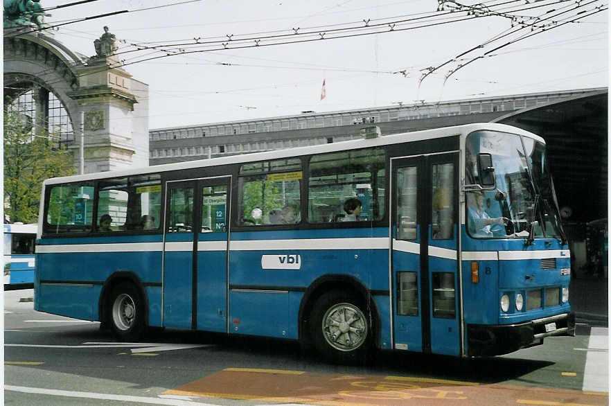 (067'004) - Bucheli, Kriens - Nr. 8/LU 15'539 - FBW/FHS am 22. April 2004 beim Bahnhof Luzern