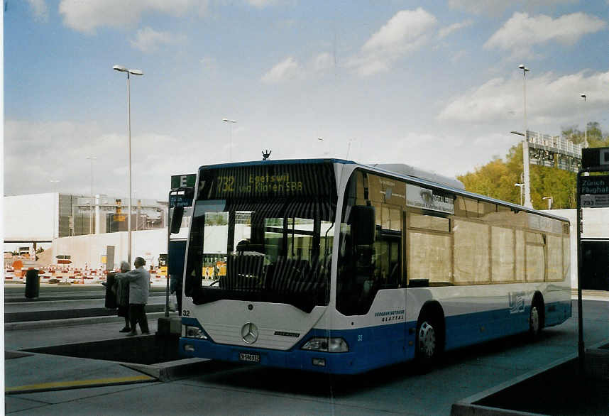 (067'207) - Maag, Kloten - Nr. 32/ZH 590'932 - Mercedes am 24. April 2004 in Zrich, Flughafen