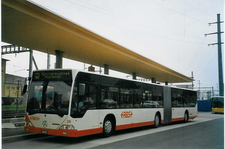 (067'501) - RBS Worblaufen - Nr. 38/BE 555'038 - Mercedes am 13. Mai 2004 beim Bahnhof Zollikofen