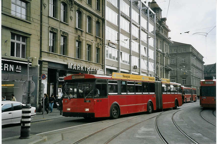 (067'520) - Bernmobil, Bern - Nr. 61 - FBW/Hess Gelenktrolleybus am 13. Mai 2004 beim Bahnhof Bern