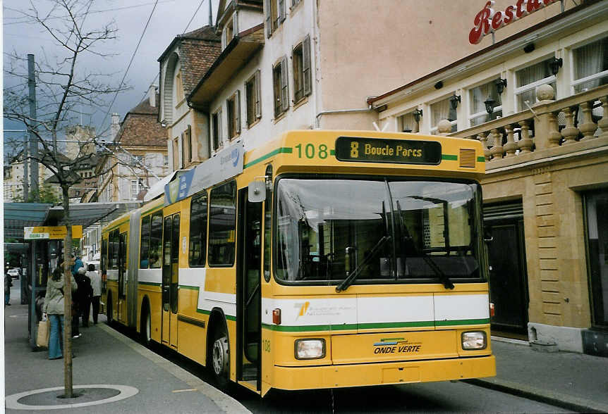 (067'635) - TN Neuchtel - Nr. 108 - NAW/Hess Gelenktrolleybus am 22. Mai 2004 in Neuchtel, Place Pury