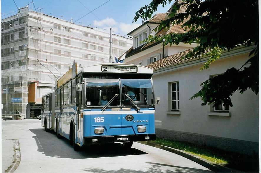 (067'909) - VBL Luzern - Nr. 165 - Volvo/Hess Gelenktrolleybus am 23. Mai 2004 in Emmenbrcke, Centralplatz