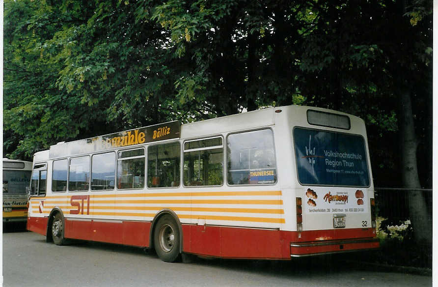 (068'229) - STI Thun - Nr. 32/BE 419'032 - Volvo/R&J (ex SAT Thun Nr. 32) am 12. Juni 2004 bei der Schifflndte Thun