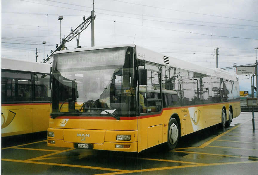 (068'624) - Schuler, Feusisberg - SZ 45'324 - MAN am 19. Juni 2004 beim Bahnhof Pfffikon