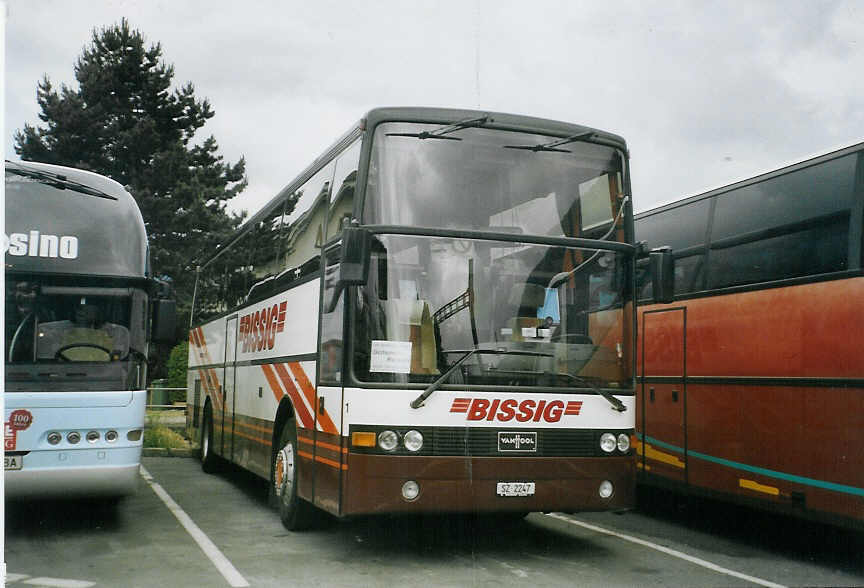 (068'636) - Bissig, Brunnen - Nr. 1/SZ 2247 - Van Hool am 19. Juni 2004 beim Bahnhof Interlaken West