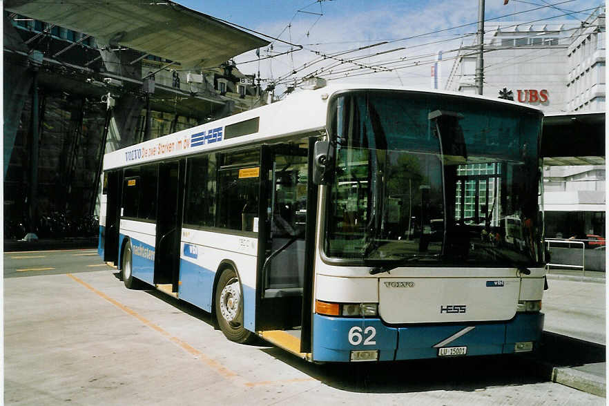 (068'720) - VBL Luzern - Nr. 62/LU 15'001 - Volvo/Hess am 27. Juni 2004 beim Bahnhof Luzern