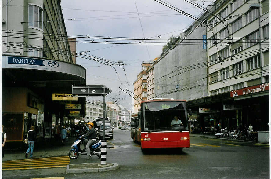 (069'009) - VB Biel - Nr. 83 - NAW/Hess Gelenktrolleybus am 7. Juli 2004 beim Bahnhof Biel